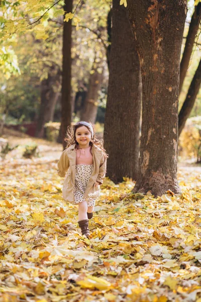 Menina Feliz Bonita Casaco Bege Corre Segurando Uma Folha Bordo — Fotografia de Stock