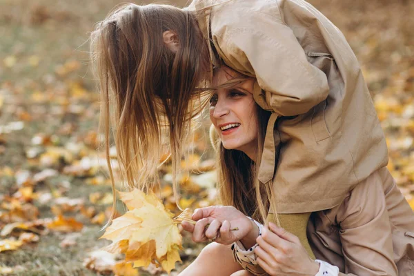 Feliz Madre Hermosa Hija Sentadas Divirtiéndose Entre Las Hojas Amarillas — Foto de Stock