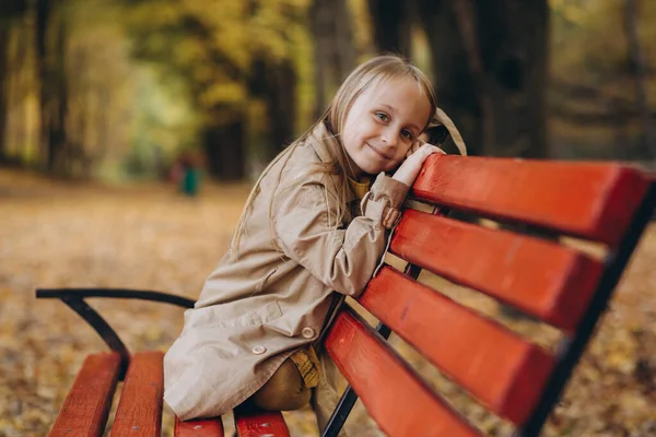 Uma Menina Vestido Amarelo Casaco Bege Passeio Outono Park — Fotografia de Stock