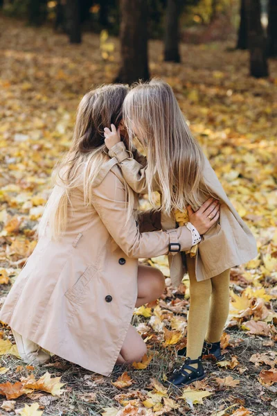 Buona Madre Sua Bellissima Figlia Divertono Passeggiano Nel Parco Autunnale — Foto Stock