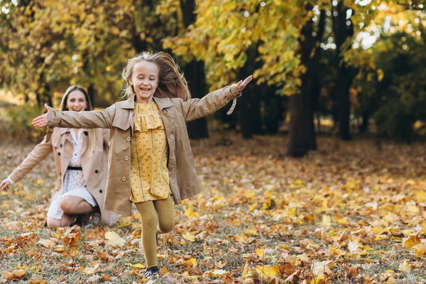 Mãe Feliz Sua Linda Filha Divertem Caminham Parque Outono — Fotografia de Stock