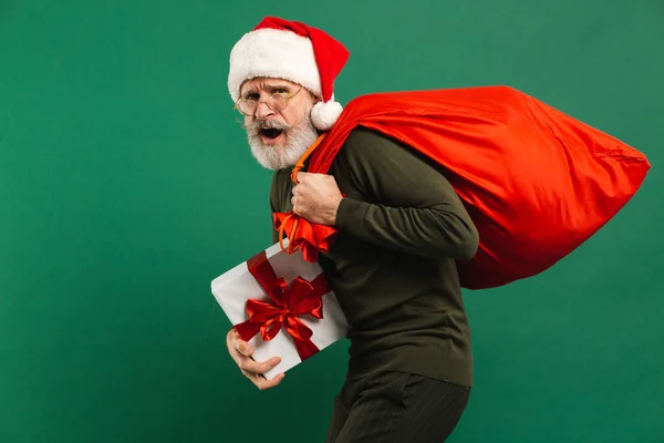 Szczęśliwy Brodaty Nowoczesny Santa Claus Gospodarstwa Pudełko Czerwony Worek Zielonym — Zdjęcie stockowe