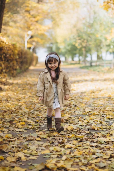 Niña Feliz Hermosa Abrigo Beige Camina Parque Otoño —  Fotos de Stock