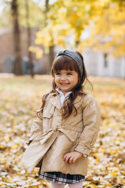 Menina Feliz Bonita Casaco Bege Caminha Parque Outono — Fotografia de Stock