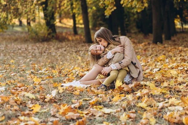 Mãe Feliz Sua Bela Filha Sentada Divertindo Entre Folhas Amarelas — Fotografia de Stock