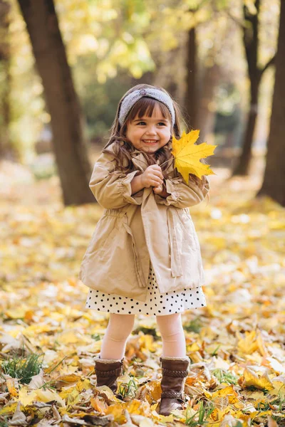 Menina Feliz Bonita Casaco Bege Segurando Uma Folha Bordo Amarelo — Fotografia de Stock