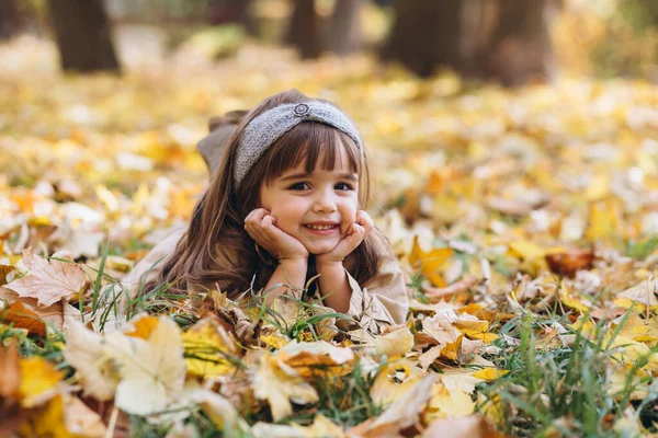 Menina Feliz Bonita Casaco Bege Encontra Entre Folhas Amarelas Parque — Fotografia de Stock