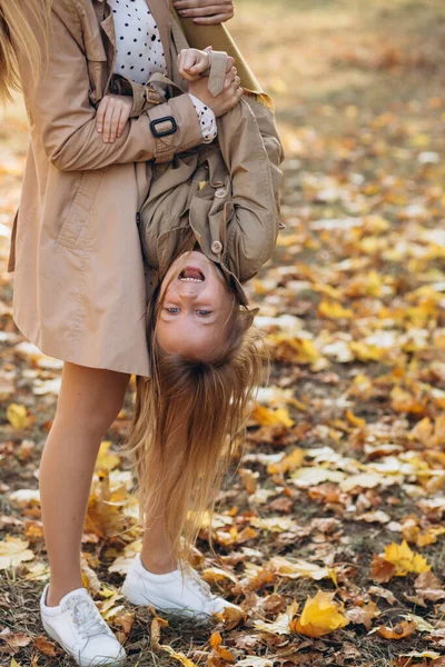 Boldog Anya Gyönyörű Lánya Érezzék Jól Magukat Sétáljanak Őszi Parkban — Stock Fotó