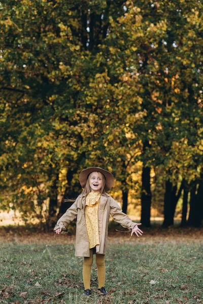 Uma Menina Vestido Amarelo Casaco Bege Passeio Outono Park — Fotografia de Stock