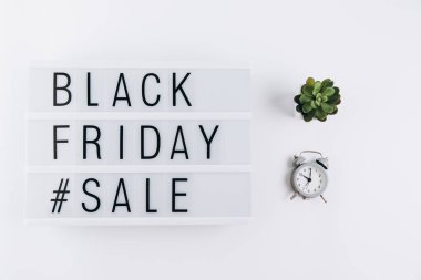 Creative Top view düz promosyon kompozisyonu alarm saati ve ışık kutusu beyaz arkaplan kopyalama alanı üzerinde Kara Cuma satış metni