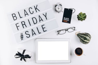 Creative Top view düz tanıtım kompozisyonu Kara Cuma satış metni beyaz arka plan fotokopi alanı şablonu Kara Cuma satış modeli Şükran Günü tanıtımı