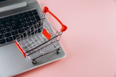 Kara Cuma konsepti. Pembe arka planda kırmızı tramvay ve dizüstü bilgisayar
