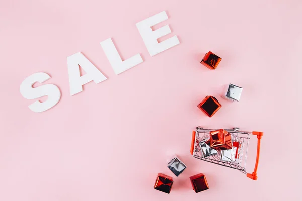 黑色星期五的概念 带着礼物和木制字的特罗利粉色背景的销售 — 图库照片