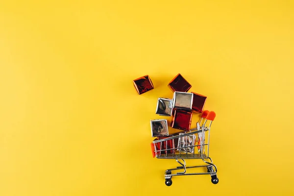 Piccolo Carrello Della Spesa Con Molte Scatole Regalo — Foto Stock