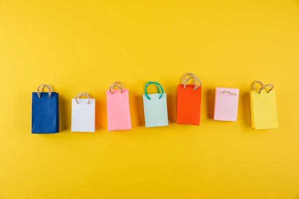 Kleine Kleurrijke Boodschappentassen Gele Achtergrond — Stockfoto
