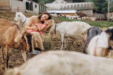 Mutlu anne ve kızı keçilerin arasında bir eko çiftliğinde vakit geçiriyorlar..