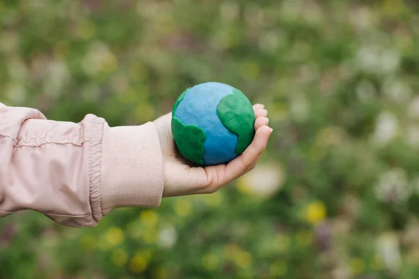 Mãos Femininas Segurando Terra Mãos Contra Fundo Verde Primavera — Fotografia de Stock