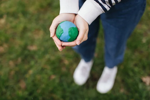 Manos Femeninas Sosteniendo Tierra Manos Sobre Fondo Verde Primavera —  Fotos de Stock