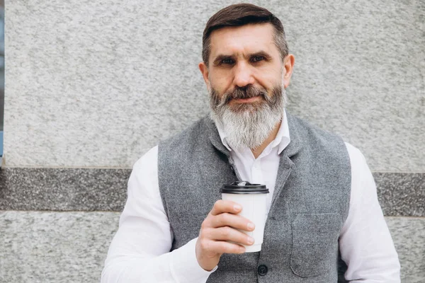 Positiv Brutal Skäggig Gråhårig Senior Man Dricker Kaffe Rena Stadsmiljöer — Stockfoto