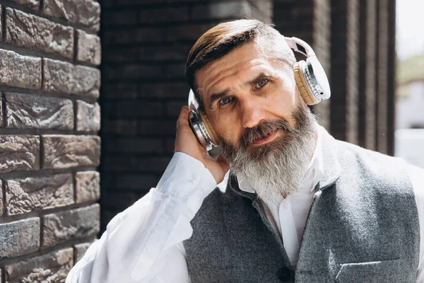 Barbuto Uomo Anziano Dai Capelli Grigi Che Ascolta Musica Negli — Foto Stock