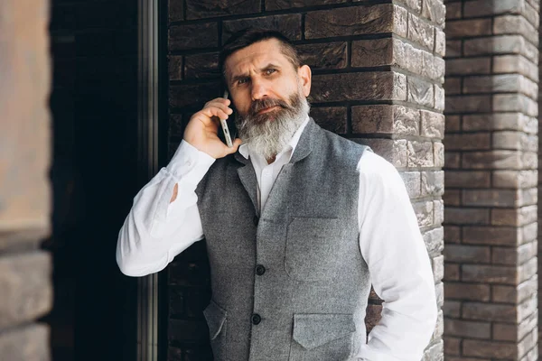 Sakallı Kır Saçlı Yaşlı Bir Adam Akıllı Telefon Kullanır Konuşur — Stok fotoğraf