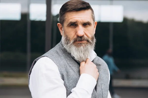 Retrato Homem Barbudo Cinzento Brutal Passando Tempo Nos Espaços Urbanos — Fotografia de Stock