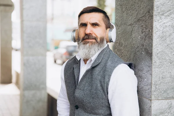 Baard Grijs Harige Senior Man Luisteren Naar Muziek Schone Stedelijke — Stockfoto