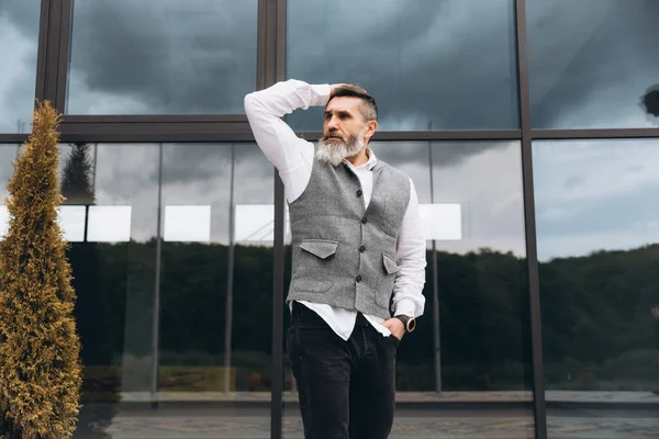 Retrato Hombre Gris Barbudo Brutal Que Pasa Tiempo Los Espacios — Foto de Stock