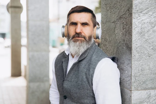 Homem Idoso Barbudo Cabelos Grisalhos Ouvindo Música Nos Espaços Urbanos — Fotografia de Stock