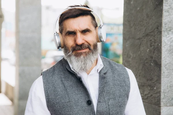 Homem Idoso Barbudo Cabelos Grisalhos Ouvindo Música Nos Espaços Urbanos — Fotografia de Stock