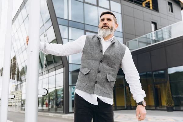 Retrato Hombre Gris Barbudo Brutal Que Pasa Tiempo Los Espacios — Foto de Stock