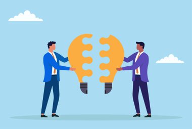 Takım çalışmasını, yeniliği, yaratıcı fikirleri ve problem çözmeyi sembolize eden bir ampul oluşturmak için iki yapboz parçasını birleştiren iki iş adamının vektör çizimi