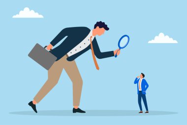 Otorite, değerlendirme, inceleme, işyeri baskısı ve kurumsal güç dinamiklerini sembolize eden büyüteçle küçük bir çalışanı denetleyen dev iş adamının vektör çizimi