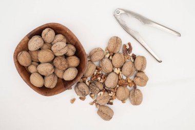 Kabuklu ve kabuksuz ayrı bir grup fındık yukarıdan beyaz arka planda
