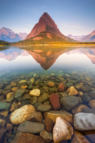 Sabah Swiftcurrent Gölü birçok buzul alanında Montana'nın buzul Milli Parkı