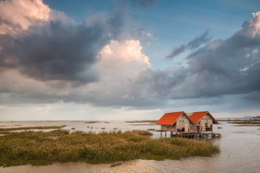 abadonded kulübe güzel gökyüzü ile baraj üzerinde