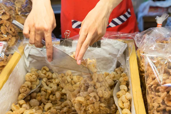 Selling Pork rind, Pork scratchings, Pork crackling — Stock Photo, Image