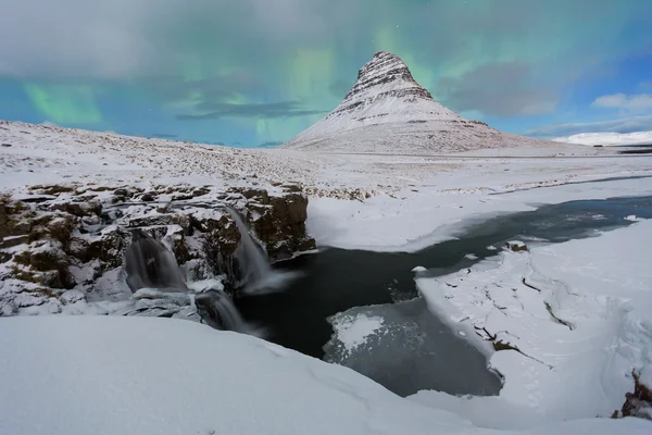 Kirkjufell con nieve y aurora —  Fotos de Stock