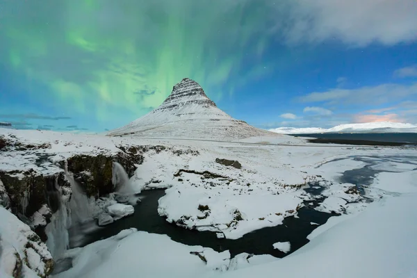 Kirkjufell con neve e aurora — Foto Stock