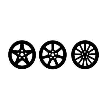 Beyaz arka planda izole edilmiş üç farklı jant, otomotiv meraklıları için çeşitli tasarımlar ve stiller sergiliyor