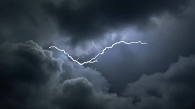 Karanlık Gök ve Gök Gürültüsü Altında Dramatik Yıldırımlar ve Gece Yağmuru Hava ve Doğa Teması Sineması Gece 4 'te.