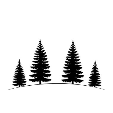 Tepede dört çam ağacı olan sakin orman manzarası