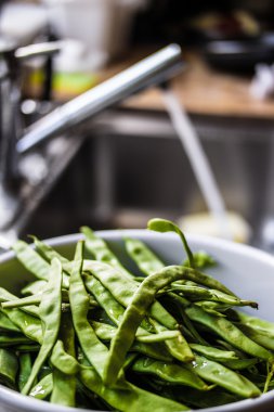 Mutfakta yıkanmış taze fasulye.
