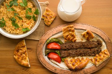 Türkçe adana kebap.