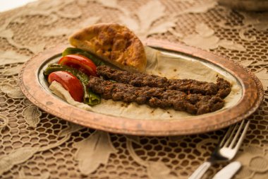 Türkçe adana kebap.