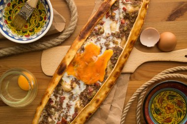 Yumurta ve kıyma ile Türk Pide.