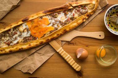 Yumurta ve kıyma ile Türk Pide.