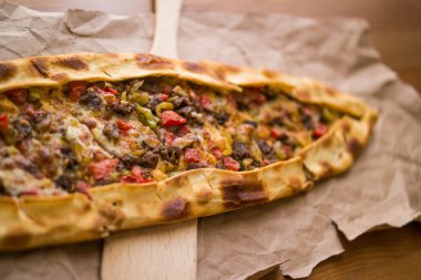 Peynir ve cubed et ile Türk pide / kusbasili kasarli pide