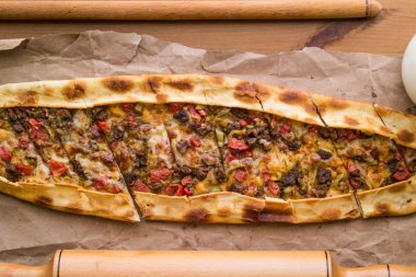 Peynir ve cubed et ile Türk pide / kusbasili kasarli pide