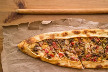 Peynir ve cubed et ile Türk pide / kusbasili kasarli pide